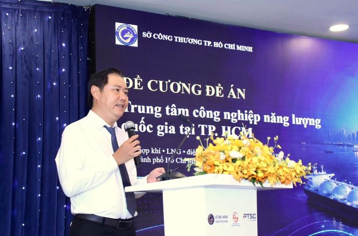 Ông Nguyễn Khắc Hiếu, Phó Trưởng phòng Quản lý Năng lượng, Sở Công Thương TP HCM giới thiệu Đề cương Đề án xây dựng và hình thành Trung tâm công nghiệp - năng lượng quốc gia tại TP HCM.