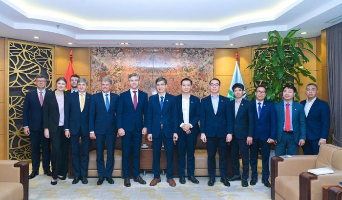 Các đại biểu tham dự buổi làm việc.