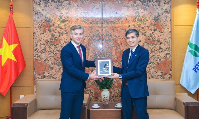 Phó Tổng Giám đốc Petrovietnam Vũ Đào Minh tặng quà lưu niệm cho ông Kęstutis Budrys.