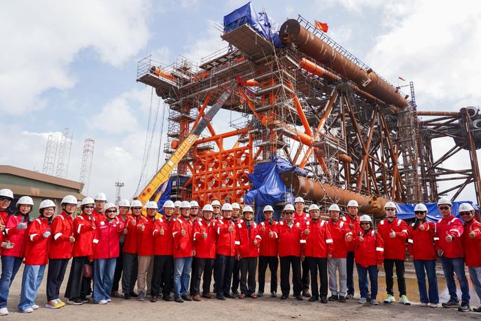 Đoàn đại biểu tham quan thực tế tại cảng dầu khí Vietsovpetro, trực tiếp tìm hiểu công tác thi công, chế tạo chân đế giàn WHP-DHN thuộc Dự án phát triển mỏ Đại Hùng - Khu vực Đại Hùng Nam.