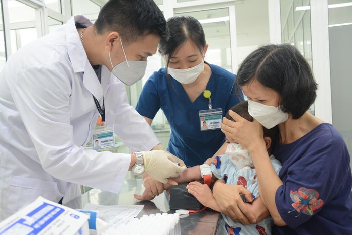 Nhân viên y tế lấy mẫu xét nghiệm cho trẻ em tại cơ sở khám chữa bệnh ở Đà Nẵng. Thành phố tập trung nâng cao chất lượng y tế cơ sở. (Ảnh minh họa)