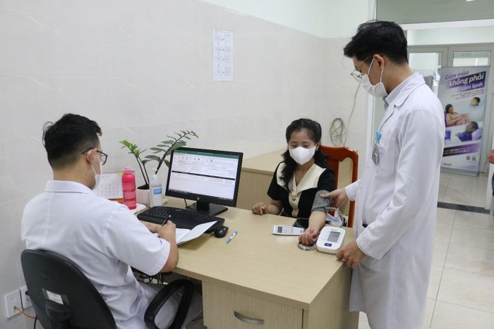 Bác sĩ khám, tư vấn cho người dân tại một cơ sở y tế ở Đà Nẵng. Thành phố đang đề xuất nhiều chính sách nhằm thu hút bác sĩ cho y tế cơ sở. (Ảnh minh họa)