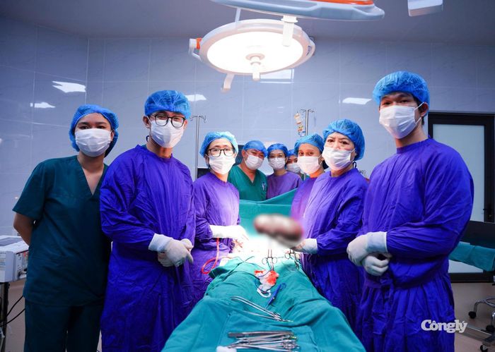 Khối u xơ tử cung nặng 2kg được lấy ra từ người phụ nữ 50 tuổi.