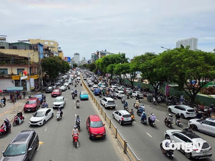 Ùn tắc giao thông Đà Nẵng trên tuyến Điện Biên Phủ trong khung giờ cao điểm.