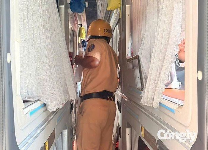 CSGT TP.HCM tăng cường kiểm tra xe khách.