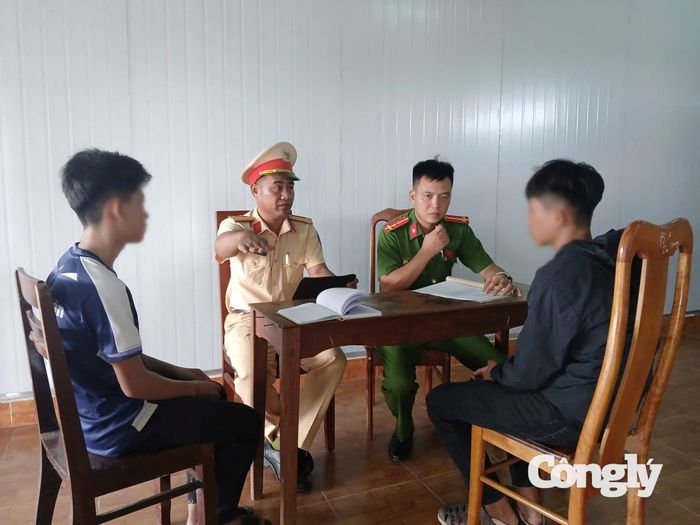 Cháu Lê Khôi (bên phải), cho biết luôn nghiêm chỉnh chấp hành về Luật Giao thông đường bộ.