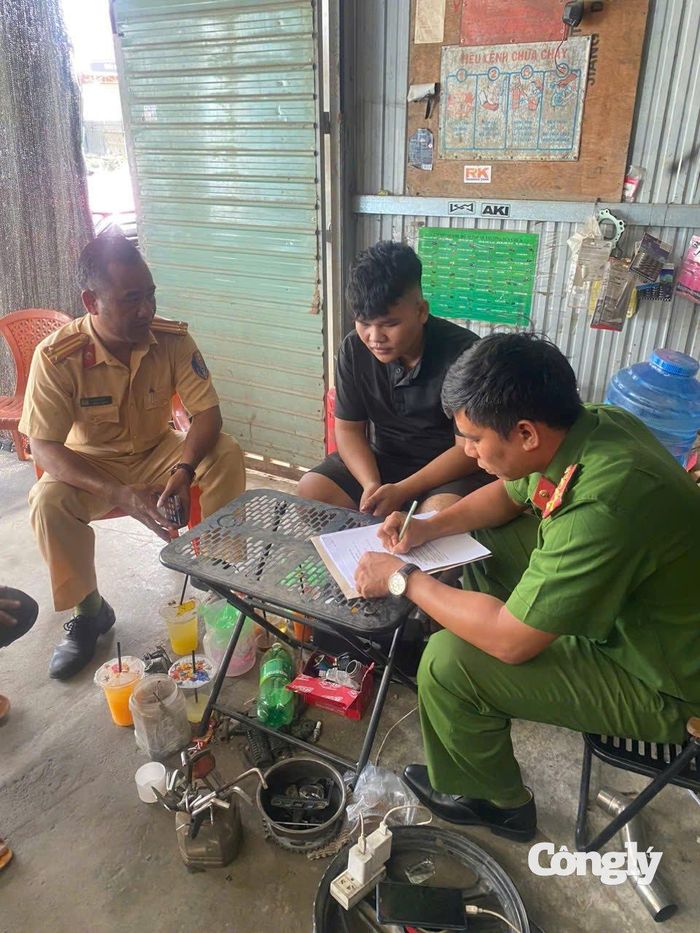 Người dân ký cam kết về việc tuân thủ quy định giao thông.