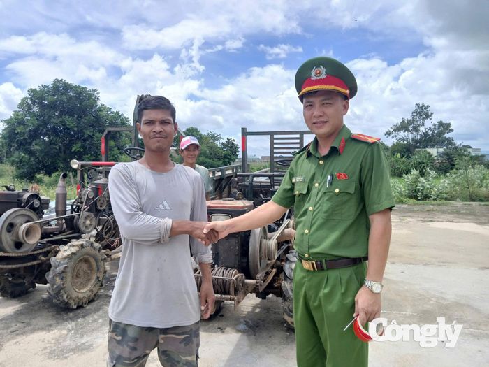 Lực lượng CSTT Công an xã Chư A Thai dán phản quang cho xe công nông.