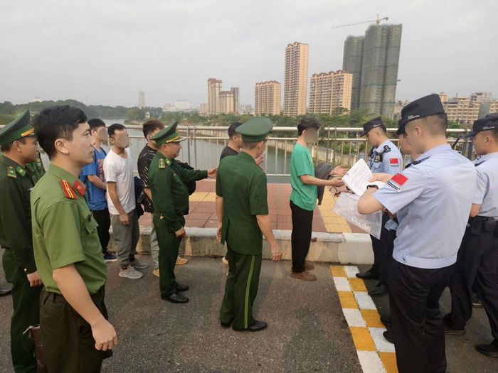 Cơ quan An ninh điều tra phối hơp lực lượng Biên phòng trao trả người Trung Quốc xuất nhập cảnh trái phép.