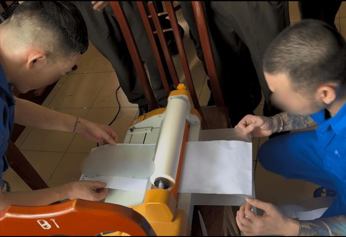 Các đối tượng phạm tội làm tiền giả.