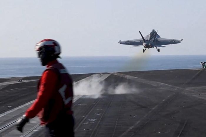 Chiến đấu cơ Mỹ xuất kích từ tàu sân bay. Ảnh: CENTCOM