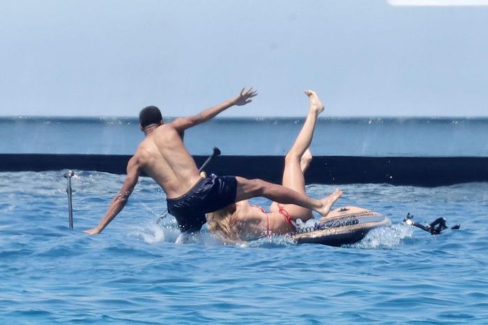 Khoảnh khắc Mbappe và bạn gái ngã nhào xuống nước