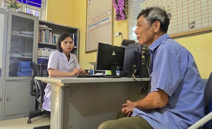 Ông Nguyễn Đức Thành ra Trạm y tế xã Lâm Giang lĩnh thuốc chữa bệnh cho em gái. Ảnh: Đức Tuấn