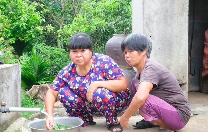 Hai chị em bà Thanh, bà Hồng bị dị tật, thiểu năng, sống dựa vào nhau trong căn nhà cha mẹ để lại. Ảnh: Đức Tuấn