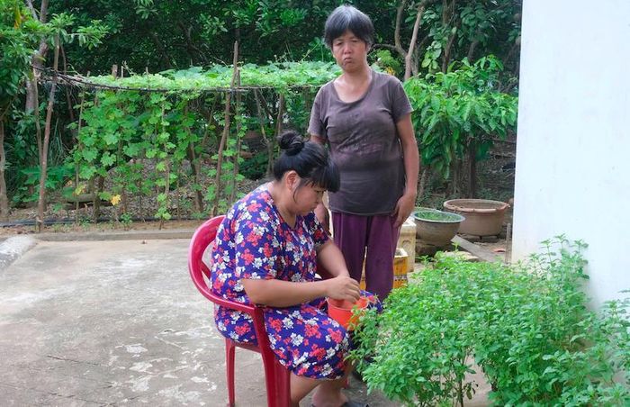 Hai bà sống dựa vào nguồn trợ cấp 1,4 triệu đồng/tháng dành cho người khuyết tật. Ảnh: Đức Tuấn