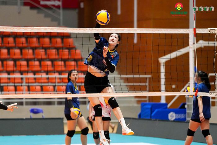 Danh sách tuyển bóng chuyền nữ Việt Nam thi đấu tại chặng 1 SEA V Cup 2026 có sự thay đổi vào phút chót. Theo đó, HLV Nguyễn Tuấn Kiệt triệu tập Lưu Thị Huệ thay cho VĐV trẻ Nguyễn Phương Quỳnh.