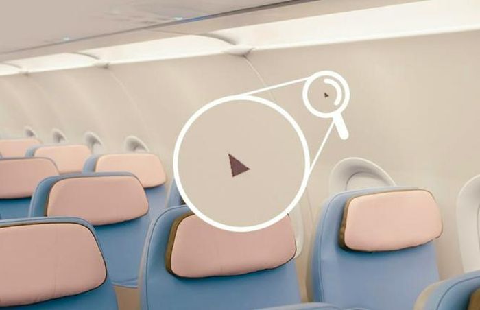 Ký hiệu tam giác trên cửa sổ máy bay đánh dấu vị trí quan sát bao quát cho tiếp viên hàng không. Ảnh: China Airlines