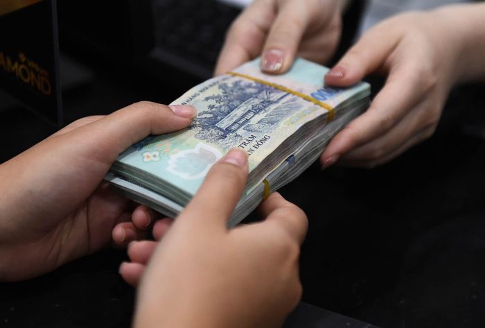 Hiện tại, mặt bằng lãi suất cho vay cá nhân tại Việt Nam thường dao động trong khoảng từ 6% đến 12% mỗi năm đối với các khoản vay có tài sản đảm bảo. Ảnh: Nam Khánh