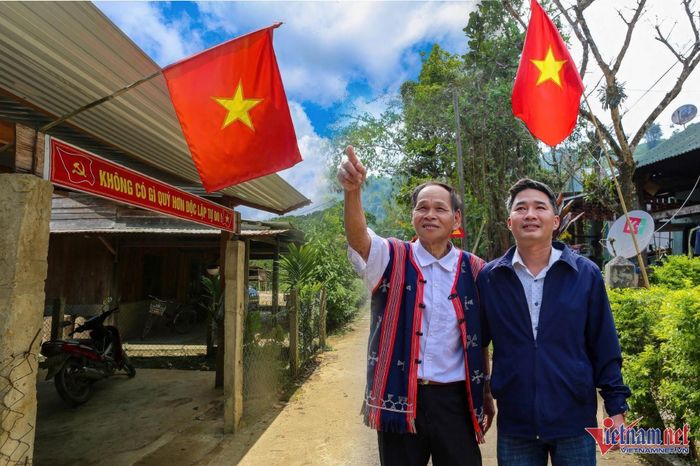 Chỉ thị của Bộ Chính trị nêu rõ vai trò dẫn dắt, lan tỏa của người có uy tín, già làng, trưởng bản, chức sắc, chức việc cần được phát huy... Ảnh: Hải Nam