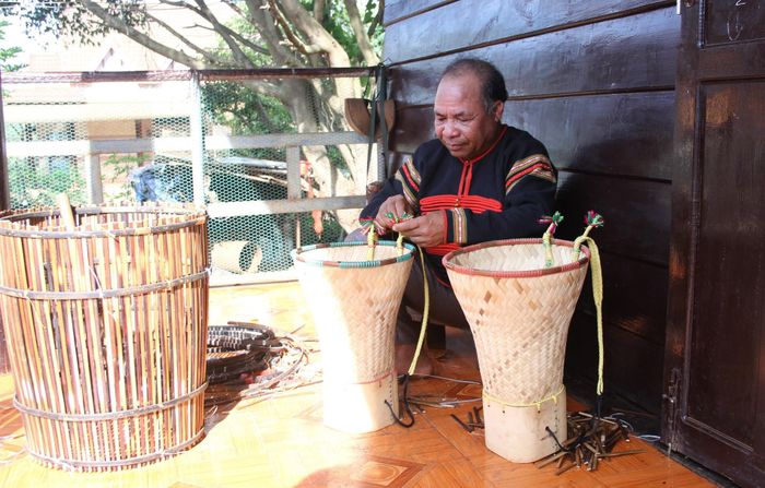Ông Y Krú Ayun hiểu ngôn ngữ, phong tục, tập quán và hoàn cảnh của từng gia đình trong buôn