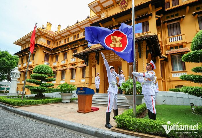 Cờ ASEAN mang 4 màu xanh, đỏ, trắng và vàng, với biểu tượng nhánh lúa màu vàng ở giữa để thể hiện tình hữu nghị, đoàn kết, thống nhất giữa các nước thành viên và khát vọng hòa bình, ổn định, phát triển thịnh vượng của cả khối
