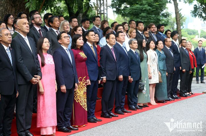 Tham dự Lễ thượng cờ có Bộ trưởng Ngoại giao Lê Hoài Trung, đại sứ, đại biện, đại diện các nước ASEAN và các nước đối tác của ASEAN, đại diện lãnh đạo các ban, bộ, ngành