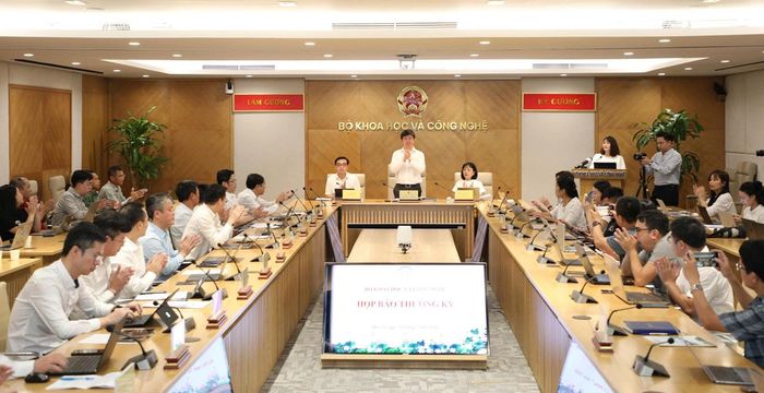 Thứ trưởng Bộ Khoa học và Công nghệ Bùi Hoàng Phương chủ trì họp báo. Ảnh: Khánh Duy