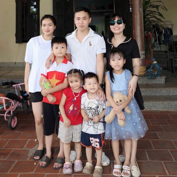 Chị Lý (áo đen) bên em trai và em gái cùng cha khác mẹ. Ảnh: Phương Anh