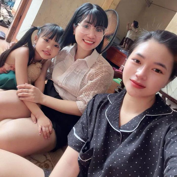 Phương Anh (áo đen) hạnh phúc khi tìm thấy chị gái thất lạc. Ảnh: Phương Anh
