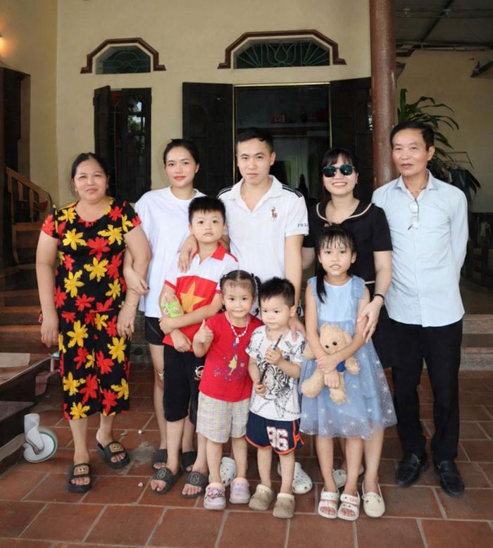 Chị Lý (áo đen) bên bố ruột (ngoài cùng bên phải), người vợ sau của bố (áo hoa) cùng em trai, em gái và các con/cháu. Ảnh: NVCC