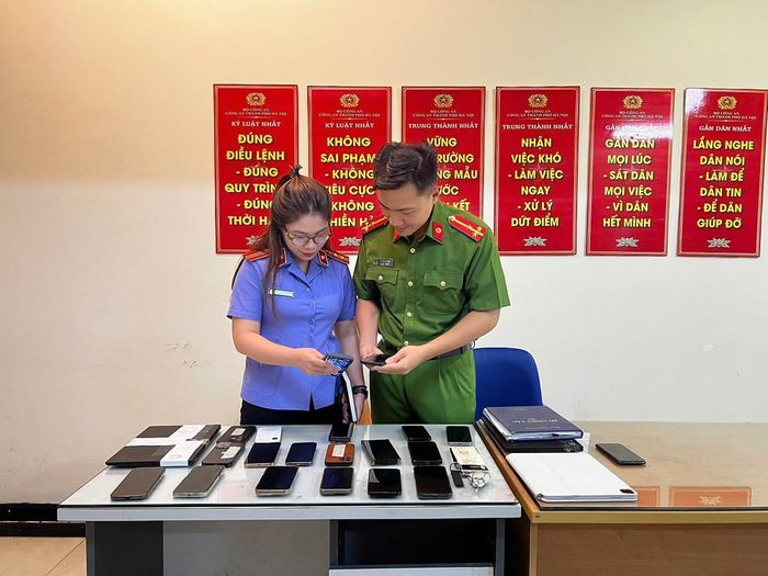 Cơ quan chức năng thu giữ tang vật. Ảnh: Đ.T.