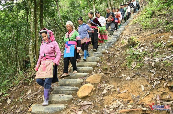 Nhiều hộ dân ở xã Tả Lèng tận dụng đất dốc để phát triển chanh leo, chuối, ngô và các loại cây trồng phù hợp với khí hậu địa phương.