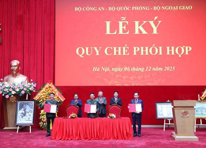 Lễ ký kết Quy chế phối hợp giữa Bộ Công an, Bộ Quốc phòng và Bộ Ngoại giao hồi tháng 12/2025. Ảnh: Bộ Quốc phòng