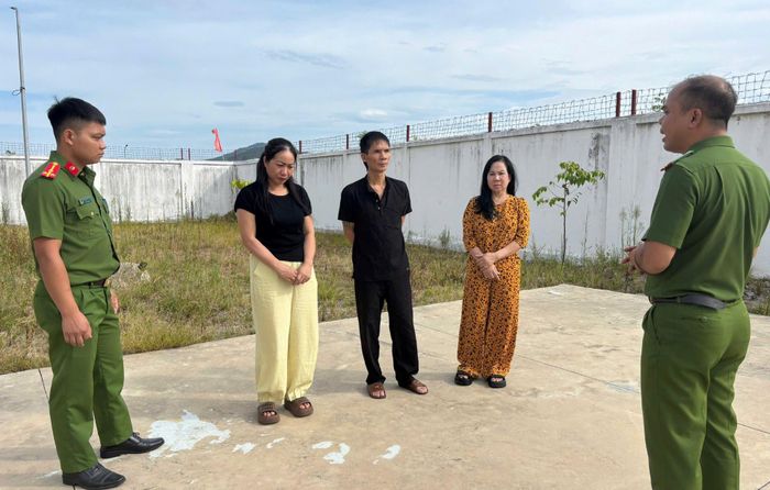 3 đối tượng ở giữa ảnh, từ phải sang trái gồm: Nguyễn Thị Tuyết, Nguyễn Văn Dũng và Nguyễn Thị Thúy. Ảnh: CACC