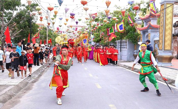 Hai Giáp xuất phát, diễu hành quanh làng, tái hiện khí thế chiến đấu hào hùng