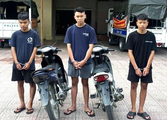 Nhóm đối tượng bị bắt giữ cùng tang vật.