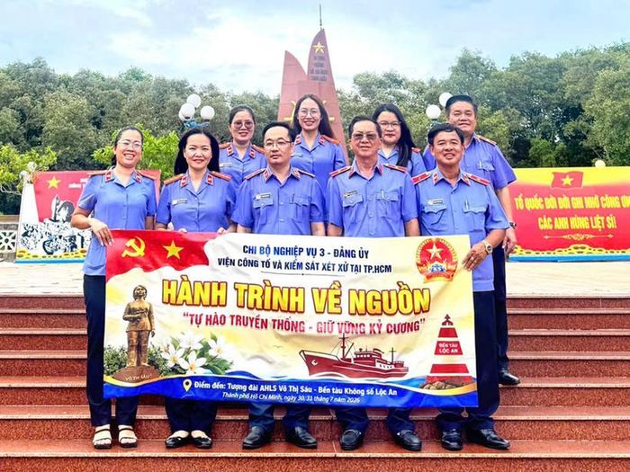 Đoàn chụp hình lưu niệm tại Bến tàu Không số.