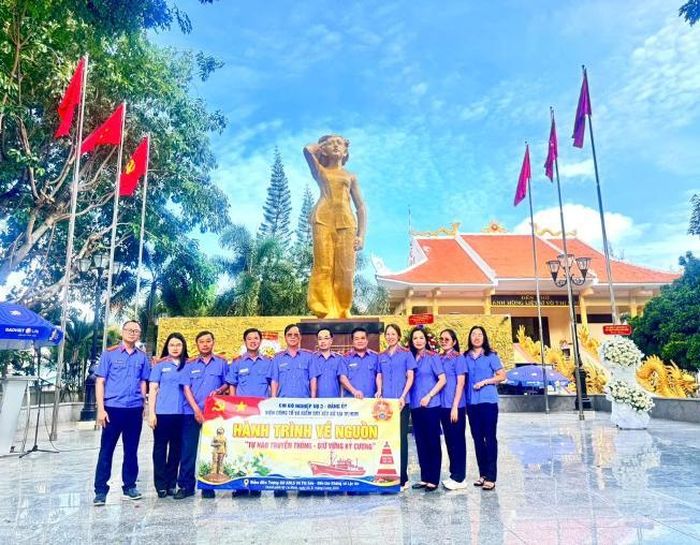 Đoàn chụp hình lưu niệm tại tượng đài Anh hùng Võ Thị Sáu.