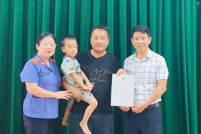 Trao giấy khai sinh cho gia đình cháu bé.