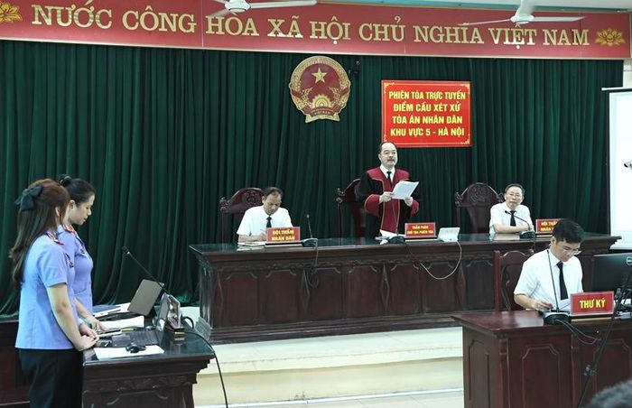 Thay mặt Hội đồng xét xử, Thẩm phán Vũ Quang Dũng - Chủ tọa phiên tòa tuyên án.