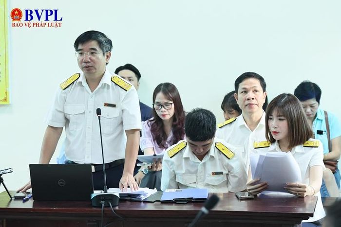 Người có quyền lợi và nghĩa vụ liên quan - đại diện Thuế Cơ sở 11 - Hà Nội tại phiên tòa.
