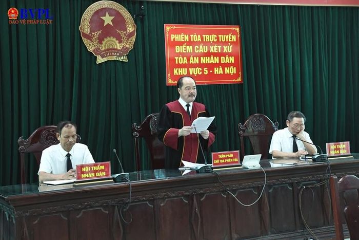 Thay mặt Hội đồng xét xử, Thẩm phán Vũ Quang Dũng - Chủ tọa phiên tòa tuyên án.