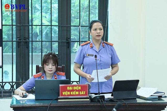 Kiểm sát viên Nguyễn Hoàng Hằng, VKSND khu vực 5 - Hà Nội trình bày nội dung khởi kiện tại phiên tòa.