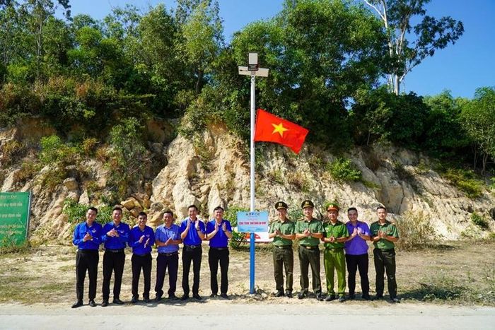 Trao tặng công trình “Ánh sáng an ninh”.