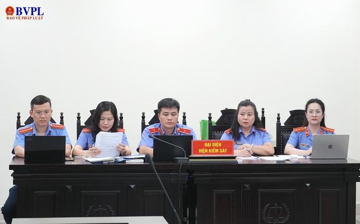  Các Kiểm sát viên đại diện VKSND TP Hà Nội thực hành quyền công tố và kiểm sát xét xử tại phiên tòa.