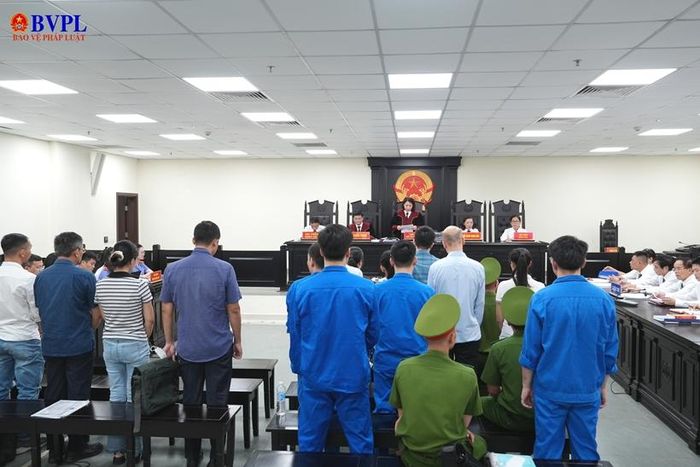  Quang cảnh HĐXX tuyên án.