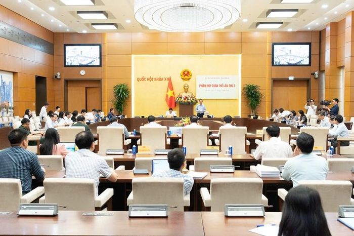 Quang cảnh Phiên họp toàn thể lần thứ 3 của Ủy ban Kinh tế và Tài chính của Quốc hội, chiều 31/7 (Ảnh: CTTĐT Quốc hội).