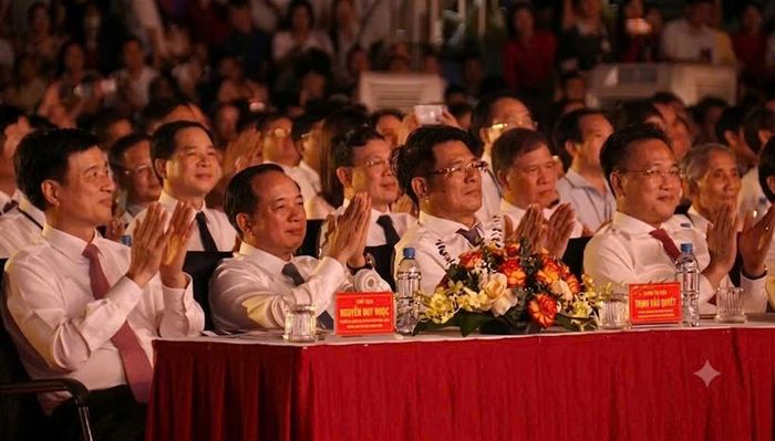 Đồng chí Nguyễn Duy Ngọc, Ủy viên Bộ Chính trị, Bí thư Trung ương Đảng, Trưởng ban Tổ chức Trung ương; Trịnh Văn Quyết, Ủy viên Bộ Chính trị, Bí thư Trung ương Đảng, Trưởng ban Tuyên giáo và Dân vận Trung ương; Nguyễn Huy Tiến, Ủy viên Trung ương Đảng, Viện trưởng VKSND tối cao và các đại biểu tham dự buổi lễ.