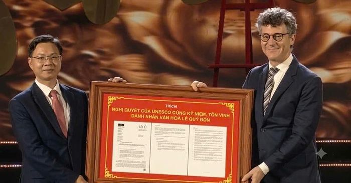 Ông Jonathan W. Baker, Trưởng Đại diện Văn phòng UNESCO tại Hà Nội công bố và trao Nghị quyết của UNESCO vinh danh Lê Quý Đôn.