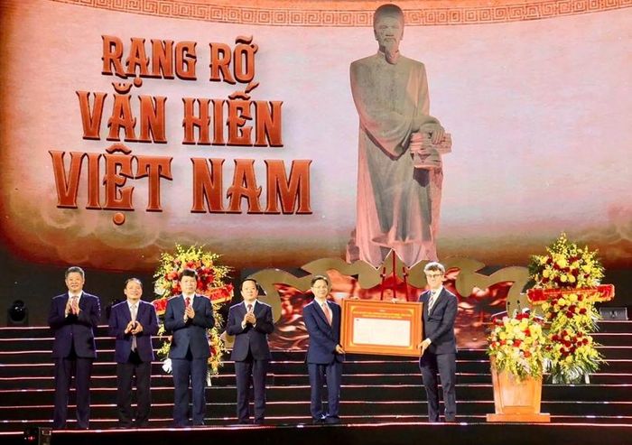  Ông Jonathan W. Baker, Trưởng Đại diện Văn phòng UNESCO tại Hà Nội công bố và trao Nghị quyết của UNESCO vinh danh Lê Quý Đôn.